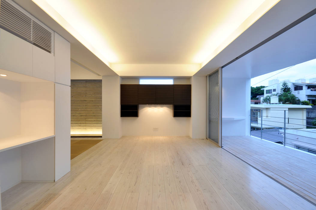 UCHR-HOUSE, 門一級建築士事務所 門一級建築士事務所 Modern living room Wood Wood effect