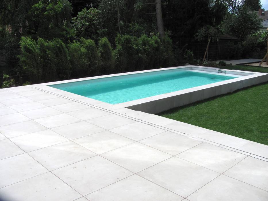 Ein GFK Pool für die Hauptstadt, Hesselbach GmbH Hesselbach GmbH Piscinas de estilo moderno