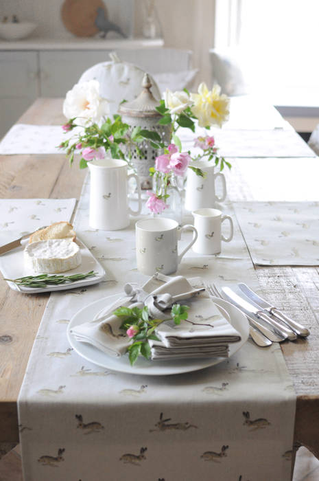 Sophie Allport Hare Table Setting Sophie Allport Comedores de estilo rural Algodón Rojo Accesorios y decoración