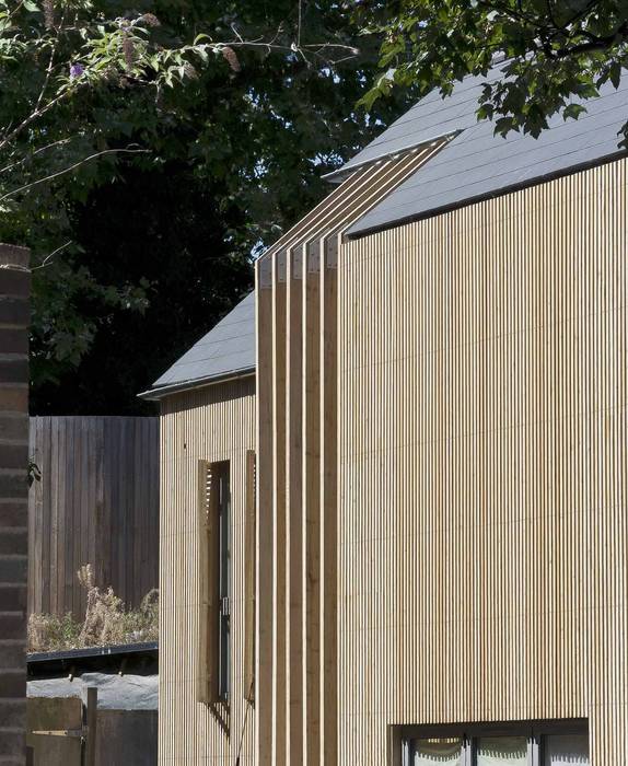 Private Residence - Scoble Place - Siberian Larch Cladding Designcubed モダンな 家 木 木目調 siberian larch,modern,wood cladding,london