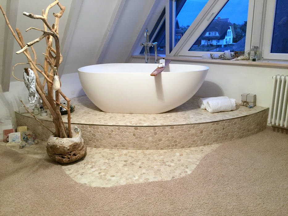 Edle freistehende Badewannen für luxuriöse Badezimmer, Badeloft - Badewannen und Waschbecken aus Mineralguss und Marmor Badeloft - Badewannen und Waschbecken aus Mineralguss und Marmor Modern style bathrooms Bathtubs & showers