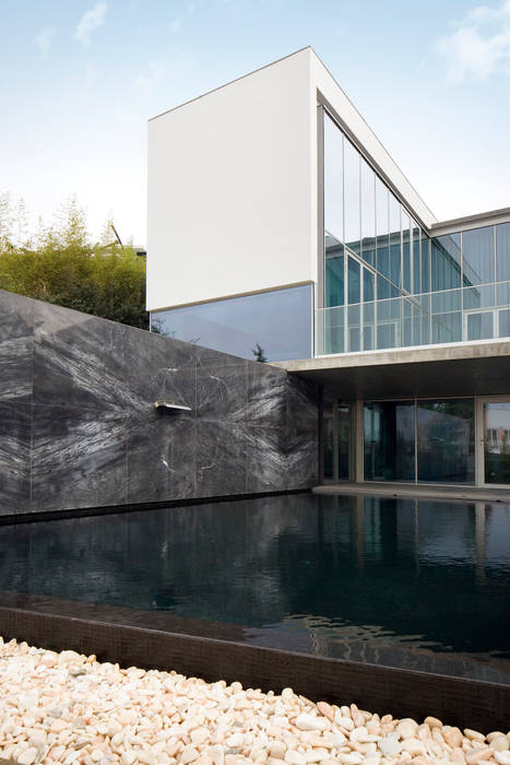 Piscina Piscinas modernas por GAVINHO Architecture & Interiors Moderno Pedra