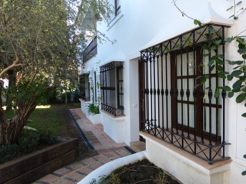 Ventanas de madera con rejas homify Puertas y ventanas rústicas