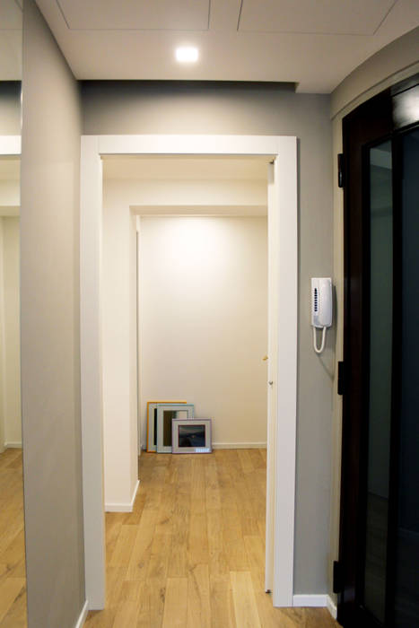 Relooking appartamento datato, SuMisura SuMisura Modern Corridor, Hallway and Staircase