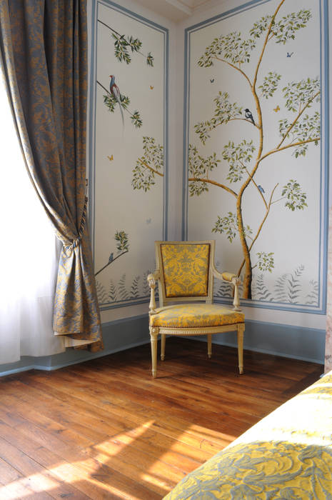 The renovation of Chambre Royale with Hand painted Wallpaper Snijder&CO Espacios comerciales Hoteles