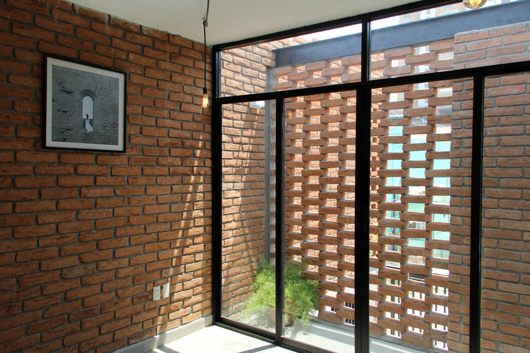 Casa Tadeo, Apaloosa Estudio de Arquitectura y Diseño Apaloosa Estudio de Arquitectura y Diseño Colonial style balcony, veranda & terrace