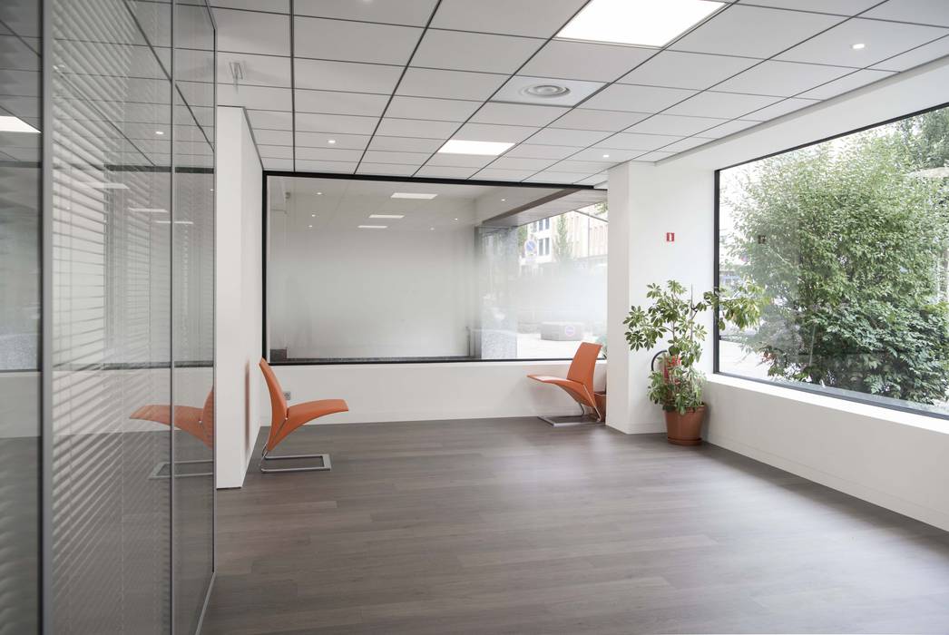 Entrée réHome Espaces commerciaux Bois composite Rénovation bureau espace de travail design contemporain architecture décoration site professionnel bois gris orange PVC parquet lumière luminosité ouverture moderne bureau minimaliste,Bureaux