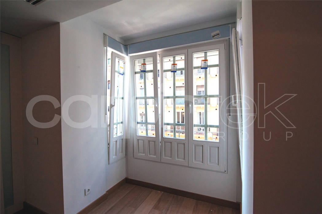 Balconera en madera lacada en blanco CARPINTEK GROUP Puertas y ventanas de estilo clásico Madera Acabado en madera Ventanas