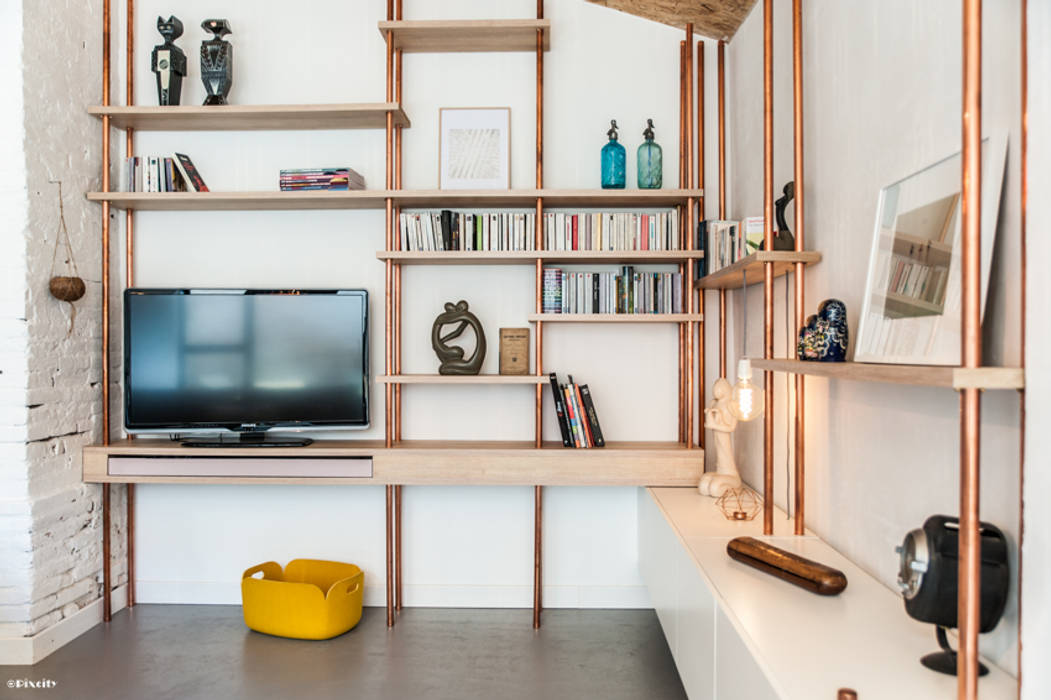 Rénovation écologique d'une maison de ville, Pixcity Pixcity Modern Living Room Aluminium/Zinc TV stands & cabinets