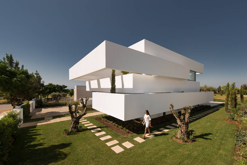 Casa de arquitectura volumétrica no Algarve tem 5 terraços e um jardim, Corpo Atelier Corpo Atelier 現代房屋設計點子、靈感 & 圖片