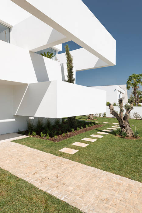 Casa de arquitectura volumétrica no Algarve tem 5 terraços e um jardim, Corpo Atelier Corpo Atelier Casas modernas