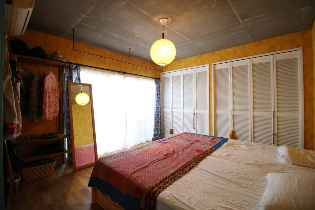 赤をアクセントとした “おとなモダン” フルリノベーション, いえラボ いえラボ Asian style bedroom