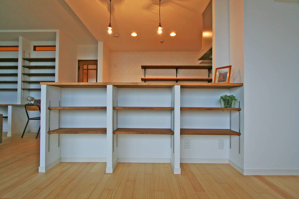 造作の棚 家具がおしゃれを演出するフルリノベーション いえラボ キッチンカウンター Homify