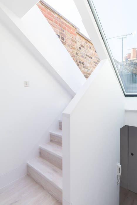 Modern flat – Loft Extension and Renovation, Fulham, SW6, TOTUS TOTUS Modern corridor, hallway & stairs