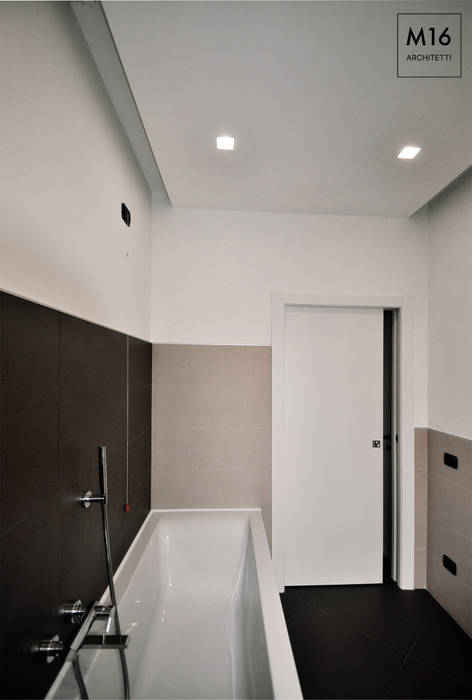 #CFC - ristrutturazione completa appartamento , M16 architetti M16 architetti Modern bathroom