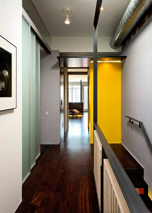 Mi Casita : Carmen's, KUBE architecture KUBE architecture Modern corridor, hallway & stairs