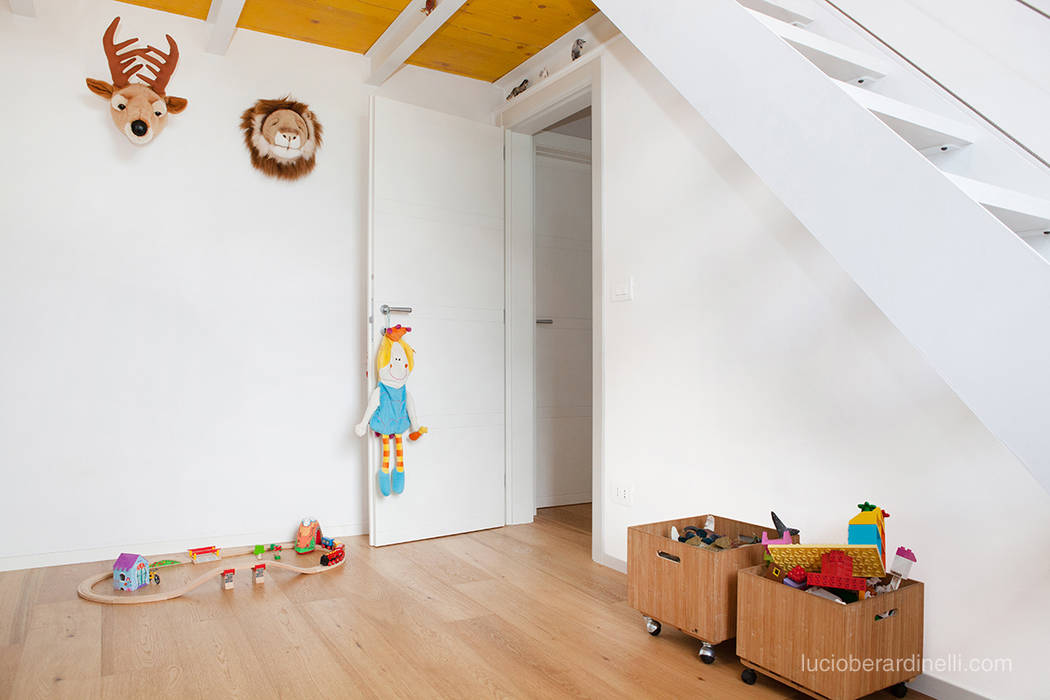 Casa Gion, senzanumerocivico senzanumerocivico モダンデザインの 子供部屋