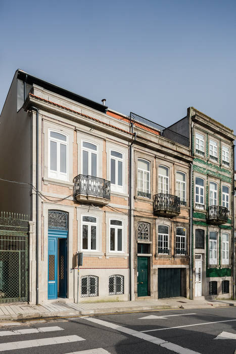 Fachada da Rua D. João IV Pedro Ferreira Architecture Studio Lda reabilitação,casa do Porto,azulejo,Porto,pfarchstudio