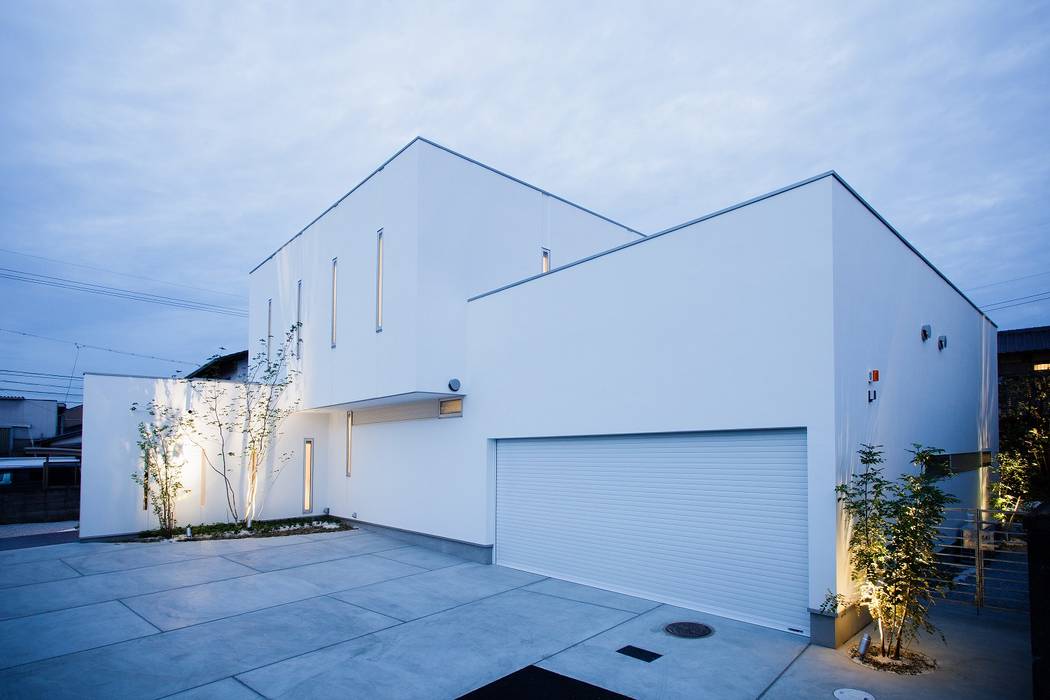 WHITE COURT HOUSE, MITSUTOSHI OKAMOTO ARCHITECT OFFICE 岡本光利一級建築士事務所 MITSUTOSHI OKAMOTO ARCHITECT OFFICE 岡本光利一級建築士事務所 Nhà phong cách Bắc Âu