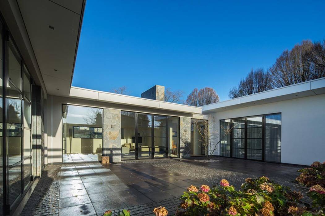 Ingetogen patio Van der Schoot Architecten bv BNA Moderne huizen Glas