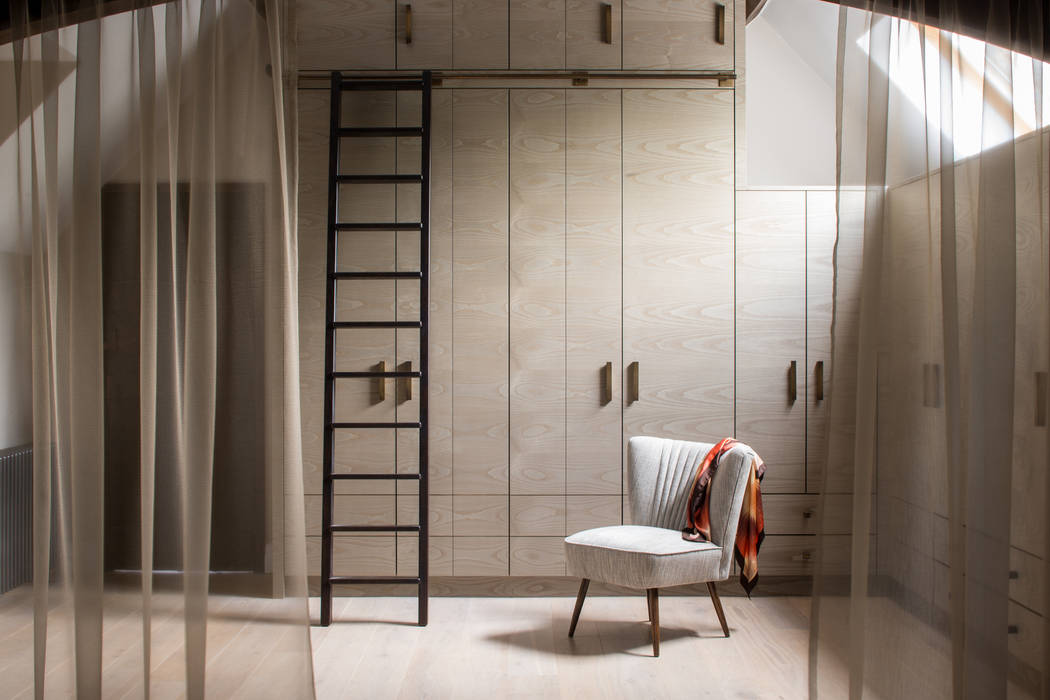 Richmond - Master Dressing Room モダンデザインの ドレッシングルーム の Roselind Wilson Design モダン