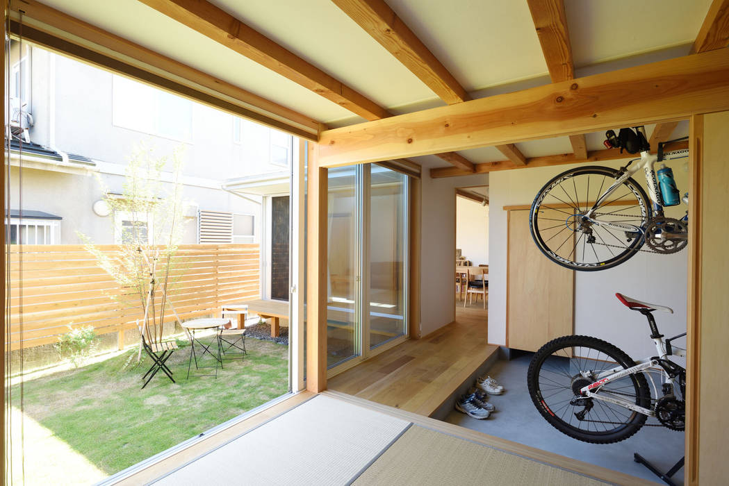 和室から庭をみる 加藤淳一級建築士事務所 モダンな 窓&ドア