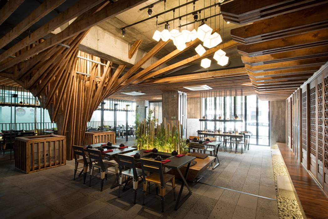 나무가 자라나는 용인 고깃집, STARSIS STARSIS Country style dining room Wood Wood effect