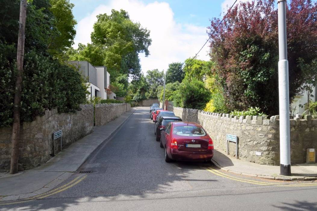 This 3 floor residence fully adopts the qualities of a steeply sloping site with views over Dublin Bay, Des Ewing Residential Architects Des Ewing Residential Architects Modern houses