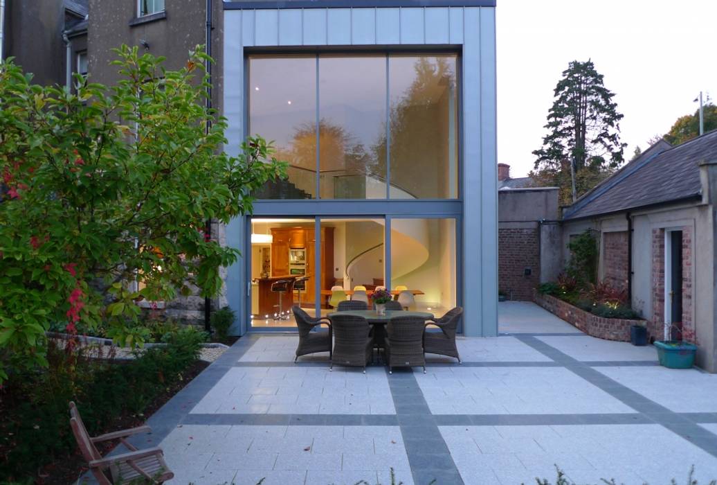 Bold double-height zinc-clad kitchen extension to gable of Victorian dwelling, Des Ewing Residential Architects Des Ewing Residential Architects Будинки