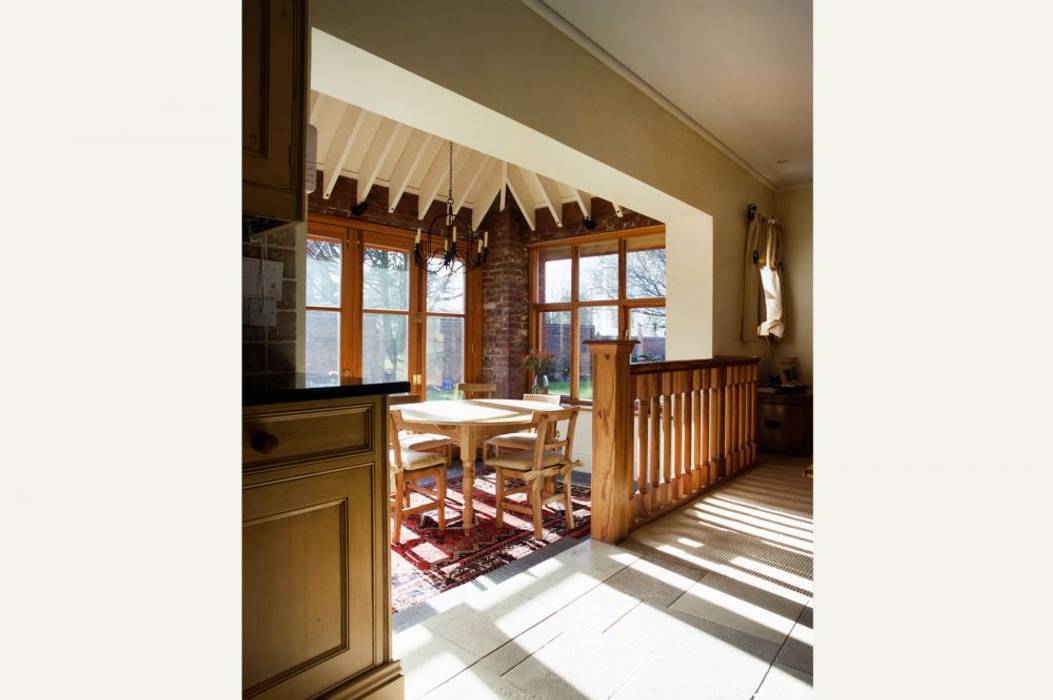 Edwin lutyens styled home with heavy overhanging eaves, Des Ewing Residential Architects Des Ewing Residential Architects Rustic style dining room