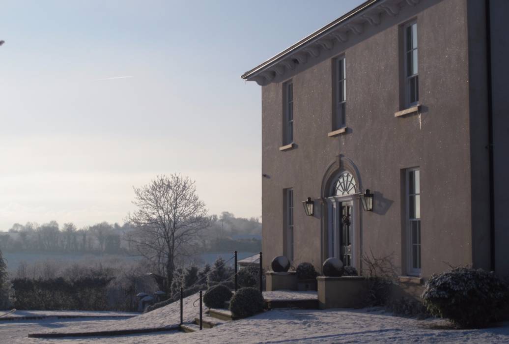 A frosty morning at this Neo-Geogian country house set in an idyllic Irish landscape, Des Ewing Residential Architects Des Ewing Residential Architects 클래식스타일 주택