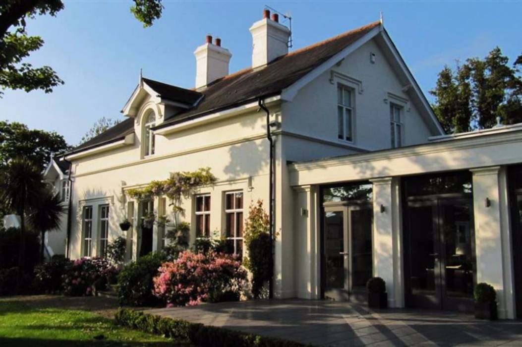 Gentleman's Residence with Bridge Linking into Existing Restored Coach House, Des Ewing Residential Architects Des Ewing Residential Architects Klassieke huizen