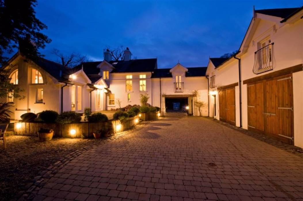 Gentleman's Residence with Bridge Linking into Existing Restored Coach House, Des Ewing Residential Architects Des Ewing Residential Architects Klassieke huizen