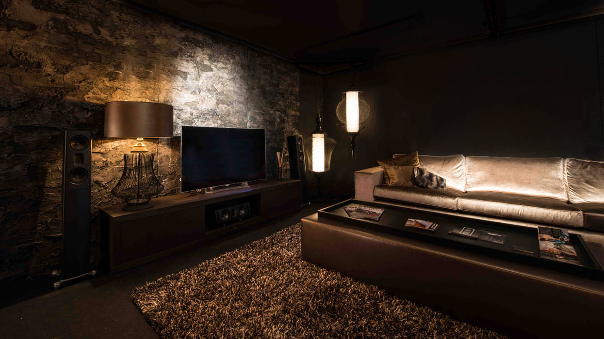 Luxury Golden Interior Cinema DUIN INTERIOR Eclectische woonkamers Zilver / Goud Luxury,golden,gold,goud,donker,stucwerk,muurkunst,lamp,lightning,velour,velours,dark