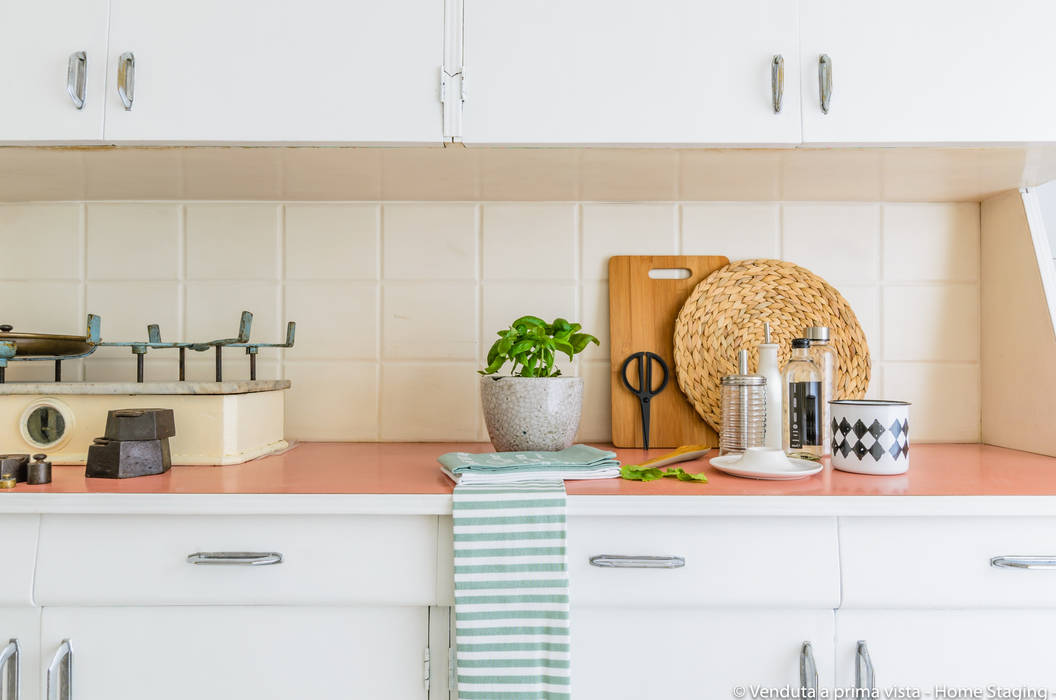 Home Staging Nordic-Retrò, Venduta a Prima Vista Venduta a Prima Vista Kitchen