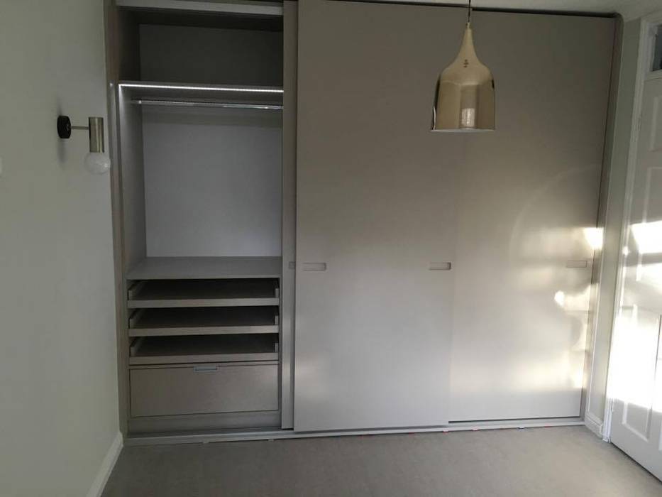 Sprayed Sliding Door Wardrobe with Routed Handles And Light Grey Linen Interior Kleiderhaus ltd Minimalistyczna sypialnia Szafy i komody