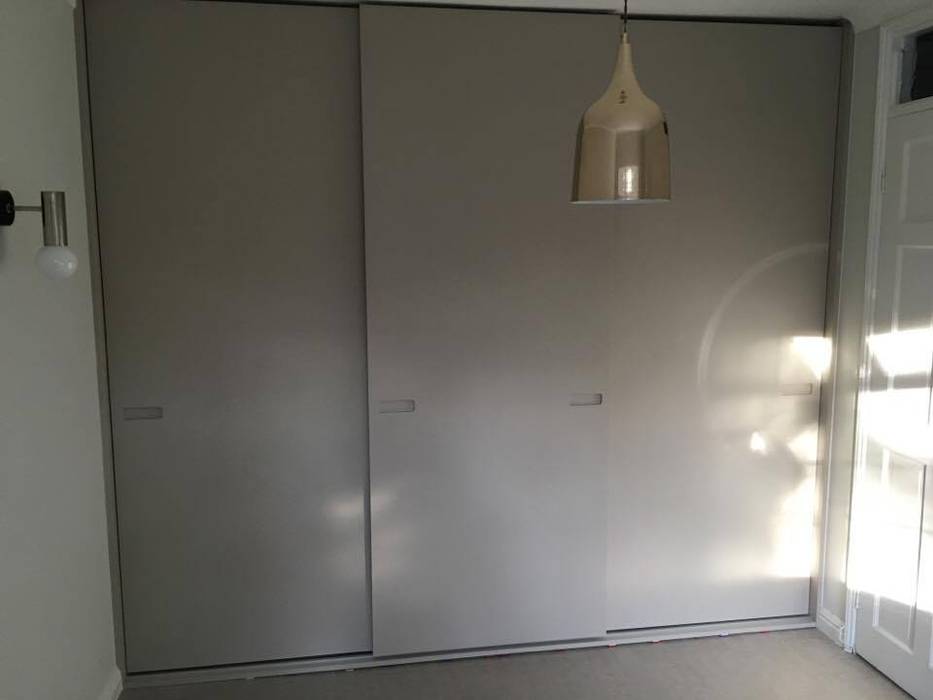 Sprayed Sliding Door Wardrobe With Routed Handles And Light Grey