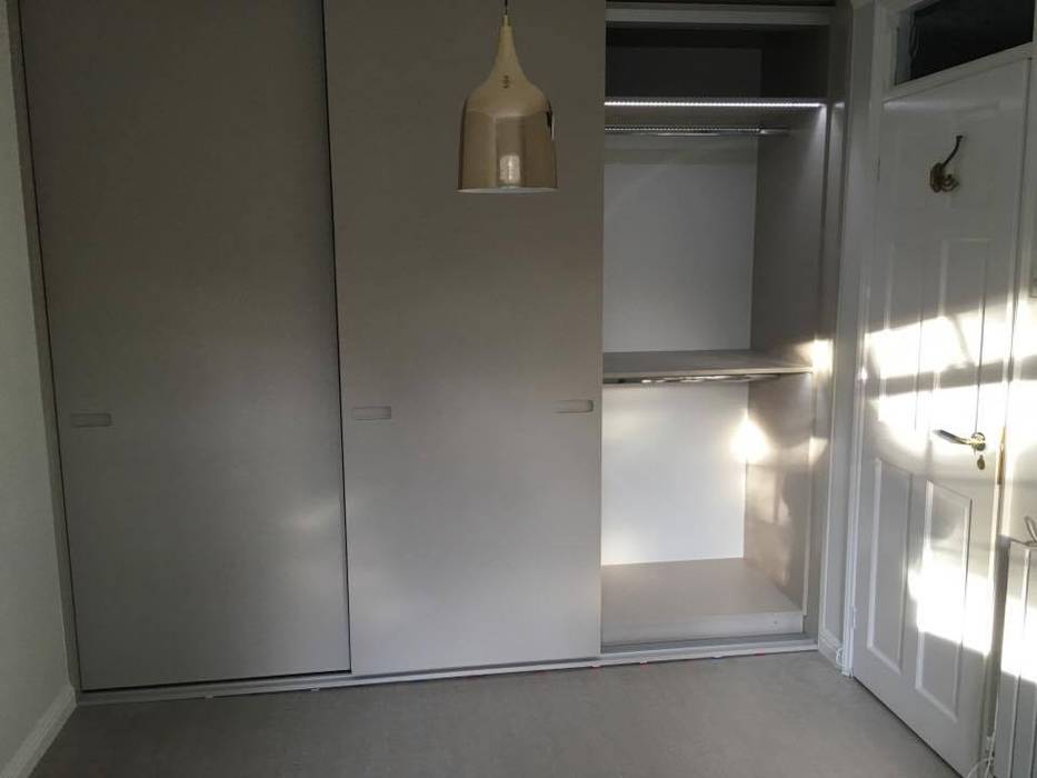 Sprayed Sliding Door Wardrobe with Routed Handles And Light Grey Linen Interior Kleiderhaus ltd Dormitorios de estilo minimalista Armarios y cómodas