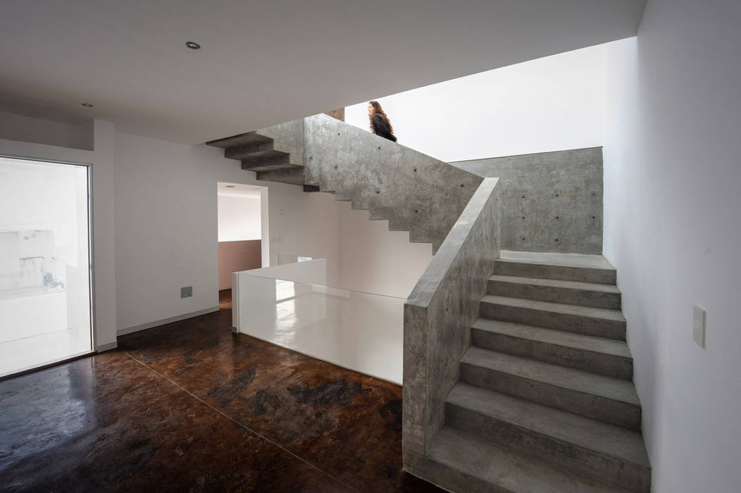 Casas CS, pmasceroarquitectura pmasceroarquitectura Modern corridor, hallway & stairs Concrete