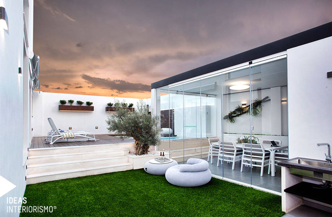 Terraza de diseño en Valencia., Ideas Interiorismo Exclusivo, SLU Ideas Interiorismo Exclusivo, SLU ระเบียง, นอกชาน