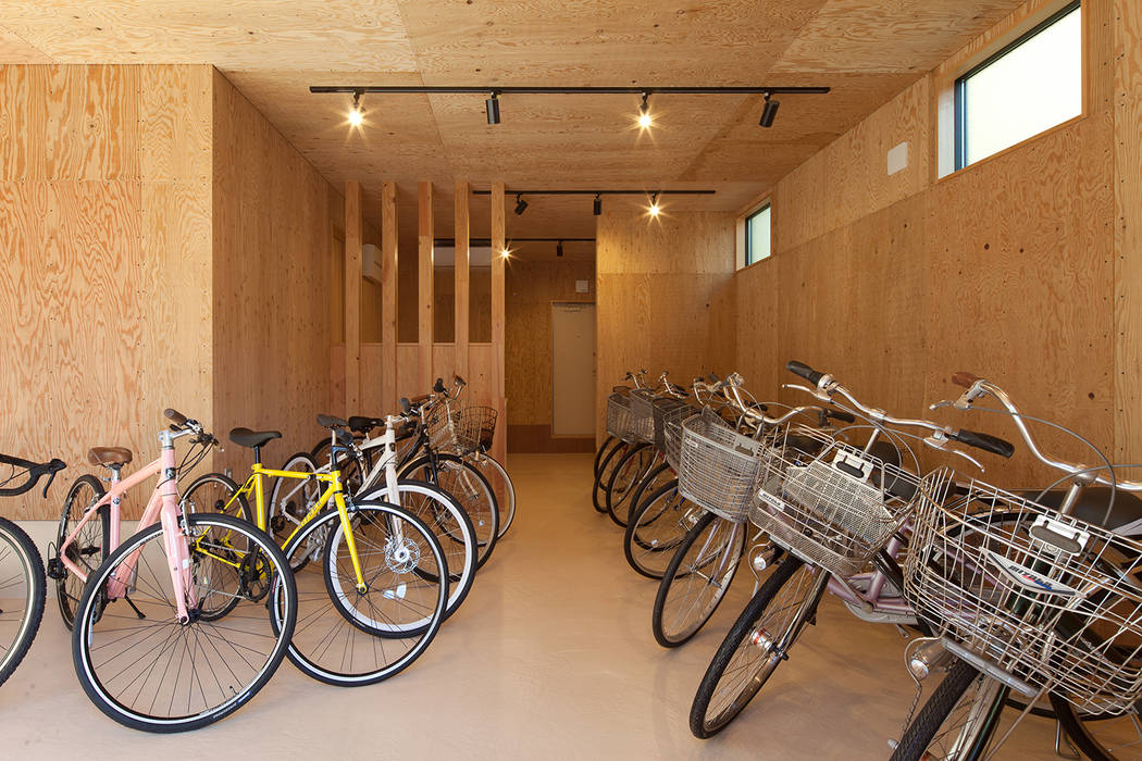 自転車ショップ シーズ・アーキスタディオ建築設計室 モダンデザインの ガレージ・物置
