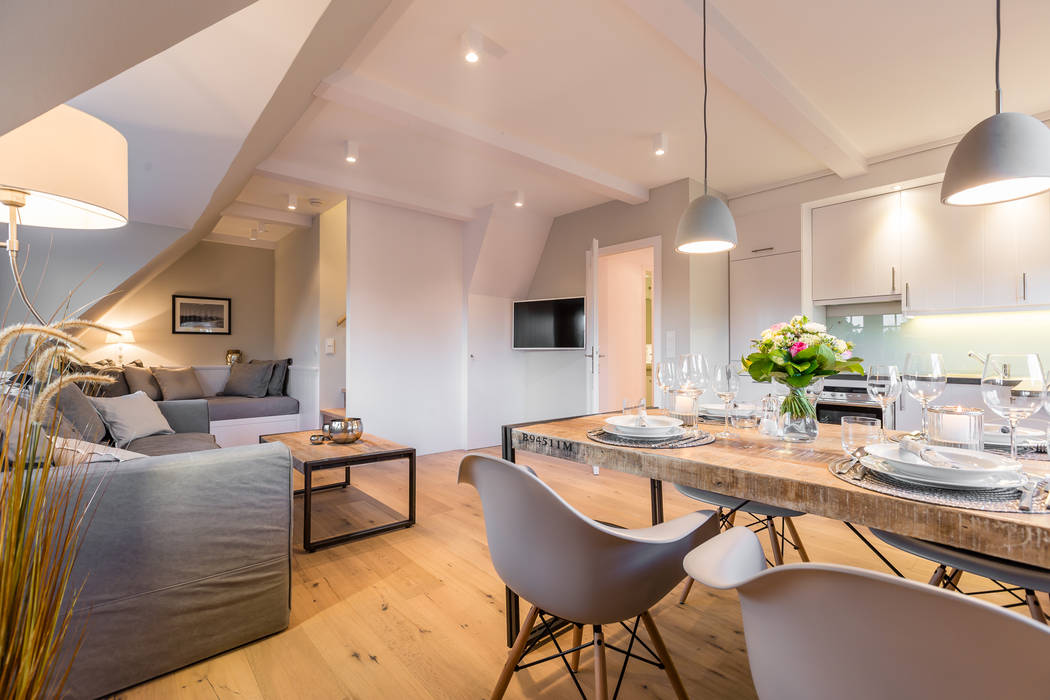 Sanierung & design einer ferienwohnung: wohnzimmer von home staging ... Sanierung & design einer ferienwohnung: wohnzimmer von home staging ...