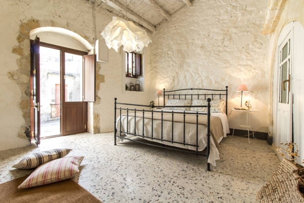 Relooking per un dammuso nella Val di Noto., Boite Maison Boite Maison Mediterranean style bedroom