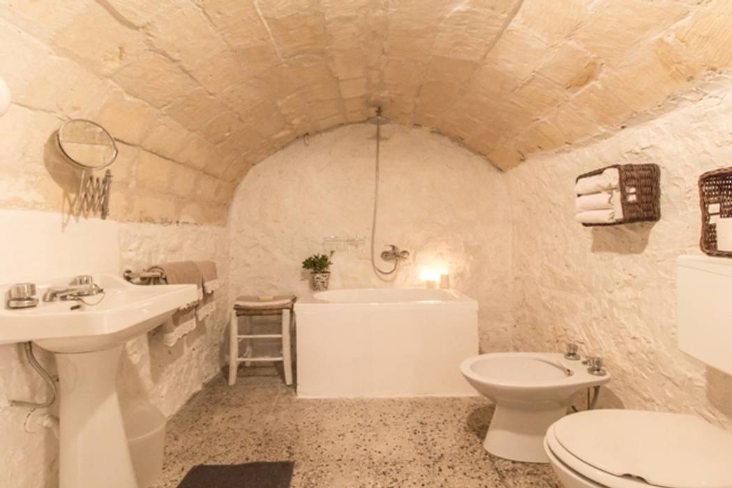 Relooking per un dammuso nella Val di Noto., Boite Maison Boite Maison Salle de bain méditerranéenne