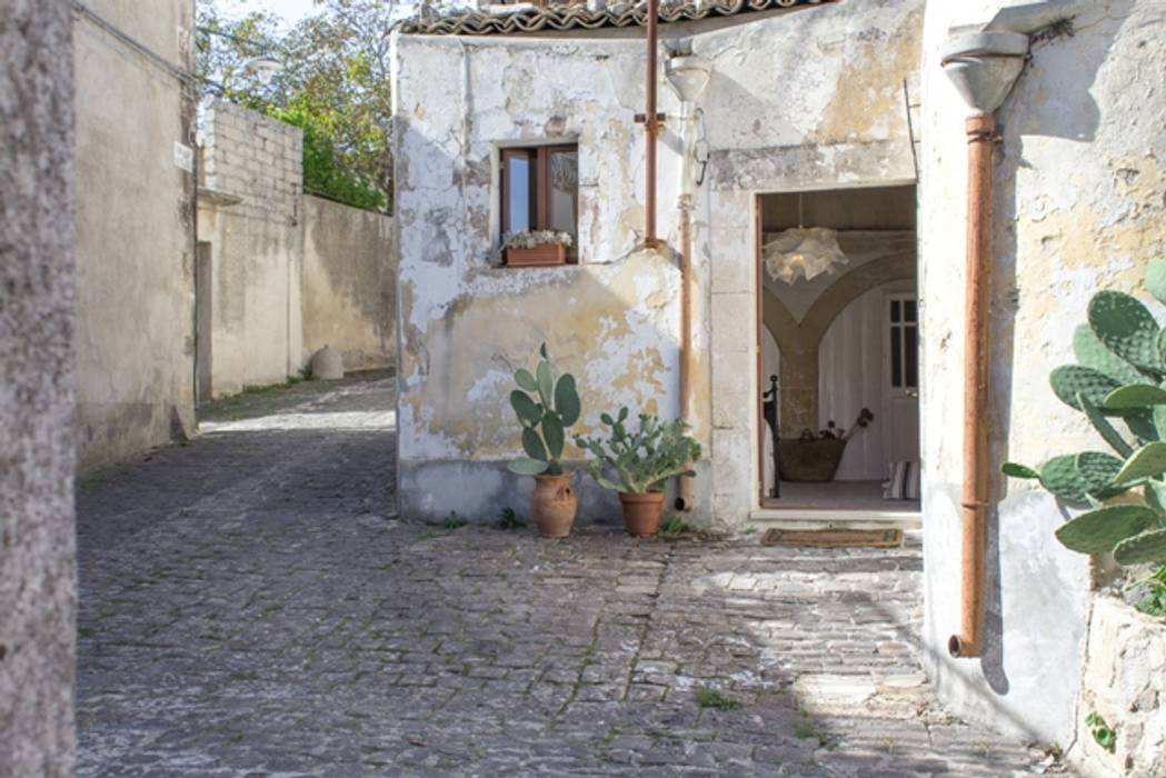 Relooking per un dammuso nella Val di Noto., Boite Maison Boite Maison Mediterranean style corridor, hallway and stairs