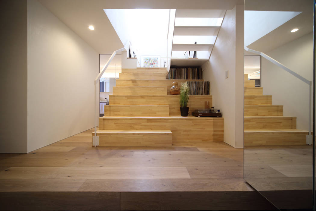 サルトリイバラハウス, 一級建築士事務所ＦＯＲＭＡ 一級建築士事務所ＦＯＲＭＡ 隨意取材風玄關、階梯與走廊 木頭 Wood effect