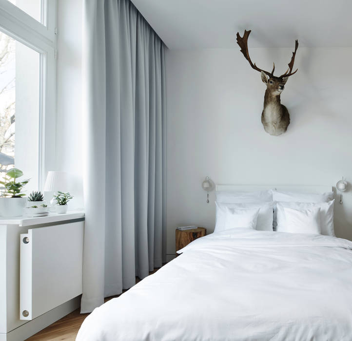Daniel Apartment , BLACKHAUS BLACKHAUS Minimalist bedroom Wood Wood effect