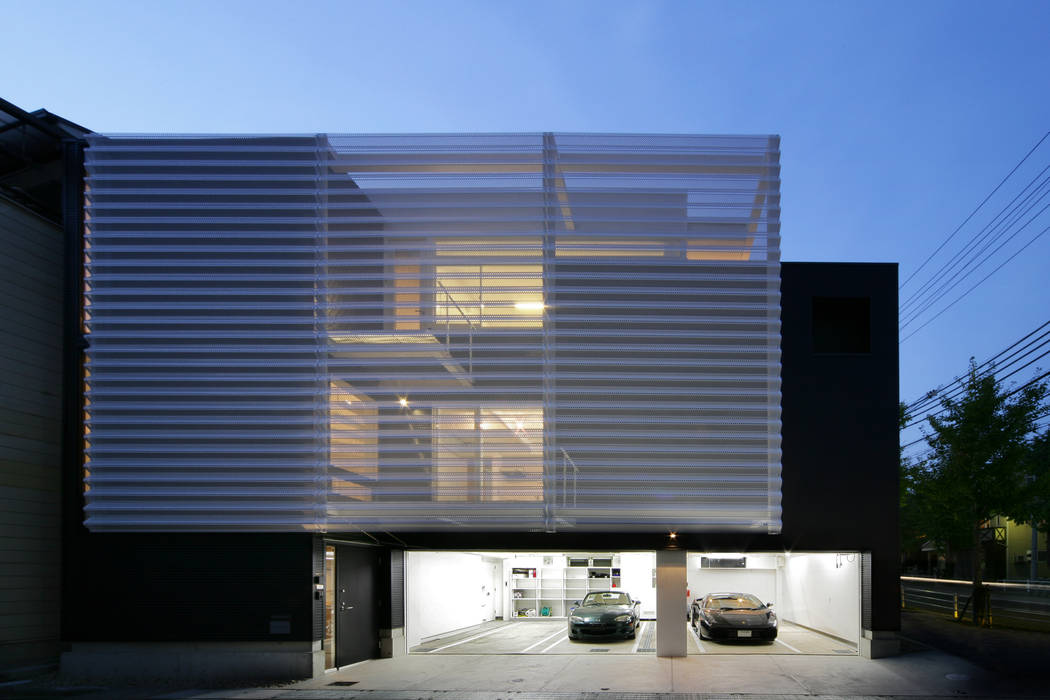 ランボルギーニと暮らす家: Kenji Yanagawa Architect and Associatesが手掛けた現代のです。,モダン ガレージハウス