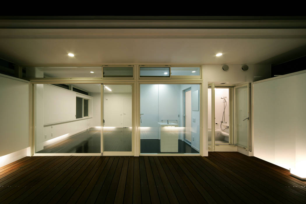コートデッキ: Kenji Yanagawa Architect and Associatesが手掛けた現代のです。,モダン 屋外空間 ルーフデッキ