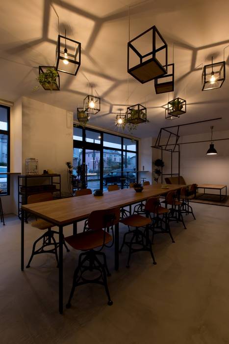 cafe CICERO ALTS DESIGN OFFICE ラスティックデザインの ダイニング 木 木目調 ｱｲｱﾝ ｶﾌｪ 足場板 古材 cafe